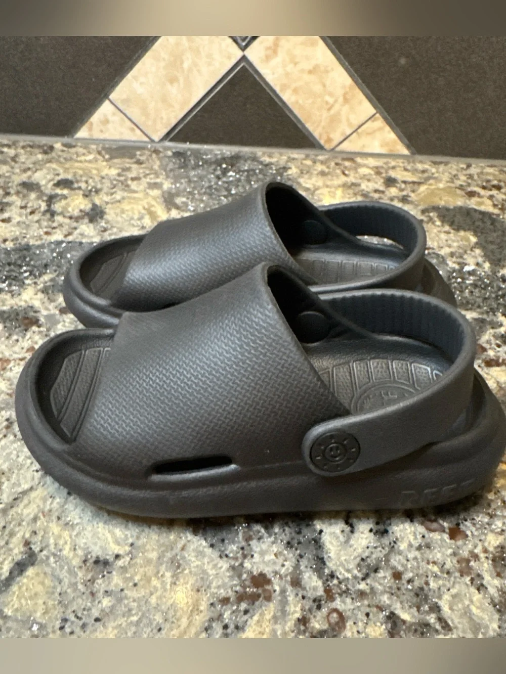 Reef Little Rio Slide Black Size 8 Hardly Used
